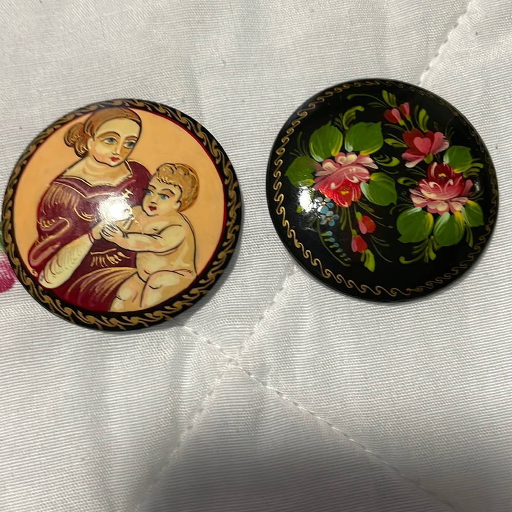 Bundle of brooches